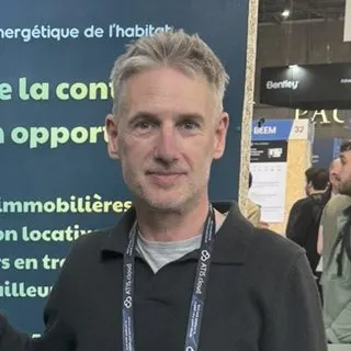 Alexandre Lacoste, fondateur d’apihom, devant le stand apihom au salon BIM World
